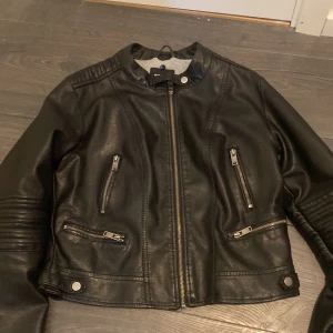 Jacka  - Hej, jag vill sälja de här jacka för det börja bli lite varmt. jag köpte den i vinter/2024. Det från New yorker. Hör av dig om du är intresserad 💗💗