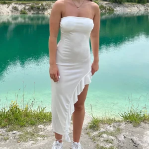 Design by sí klänning - Säljer denna vita volangklänningen från design by sí!💕pris kan diskuteras vid snabb affär🤍