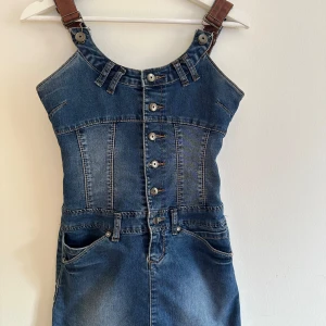 Jeans klänning - En väldigt fin somrig jeans klänning i size M, skulle även passa dig som brukar ha size S. Väldigt bra skick