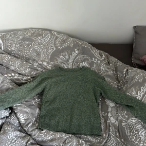 Stickad tröja  - Mycket fin tröja köpt för ett år sen från Gina tricot mycket fin knappt använd ❤️storlek xxs passar xs.. säljer för 200kr kan diskuteras 