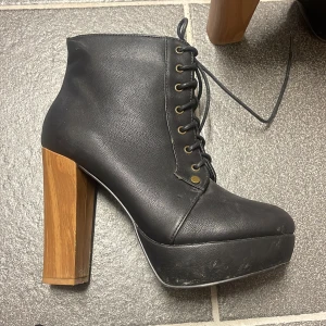 Boots klackar  - Höga boots klackar i storlek 38. Använda med lite slitage men ändå i fint skick 