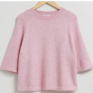 Trekvarts ärm tröja  - Intressekoll på denna super snygga rosa trekvarts tröja ifrån & other stories.  Jätte bra skick och inte alls mycket använd. Säljer då den inte kommer till användning. Ord pris 790kr