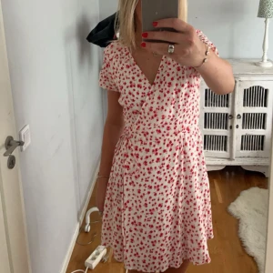 Omlottklänning &otherstories - Så fin omlottklänning från &otherstories! Storlek 36, sparsamt använd💞