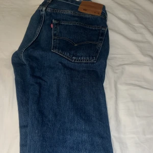 Levis 501 - Denna vara e ganska använd säljer för har växt om i längden och är för stor i midjan  Storlek 33 W 30 L 