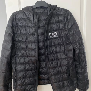 Armani EA7 - En Armani jacka perfekt till höst, vår eller en kall sommardag. Användes inte längre och endast stått i en kartong, jackan är i storlek Medium. 