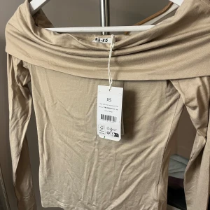 Beige tröja - Långärmad tröja som är helt oanvänd med prislapp kvar.