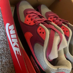 Nike Air Max 90 - Ett par helt oanvända skor i storlek 38. Den är dock liten i storlek så skulle säga att den passar bättre för den som har 37 i storlek