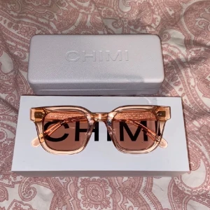 Chimi - En par rosa chimi solglasögon i nyskick