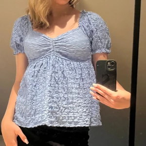 Somrig topp - Jättefin blå somrig topp med knyte i ryggen. Är köpt från Gina och knappt använd! 💙