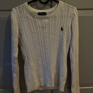 Ralph Lauren tröja - Super snygg stickad Ralph Lauren tröja! Storlek S men passar XS även då den är ganska liten i storlek❤️den har en liten blå prick i mitten utav tröjan men inget som syns. 
