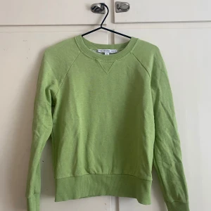 grön sweatshirt - ljusgrön sweatshirt från & other stories, köpt secondhand