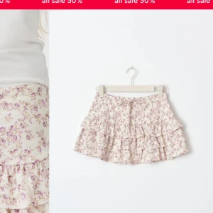 Lågmidjad kjol - Fin lågmidjad kjol från Ginatricot med lappen kvar.  Hör gärna av er vid frågor💗