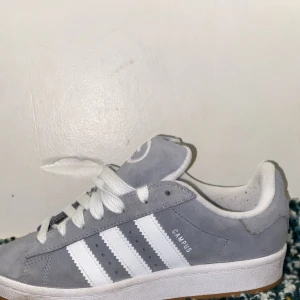 Adidas campus - Bra kvalitet använde 1 gång säljer dom för är för små köptes av soleplus min föräldrar har slängt boxen så kan inte ta mer en box men lovar att dom e riktiga