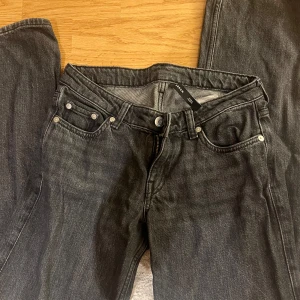 weekday jeans - weekday arrow jeans 24/32 såå snygga