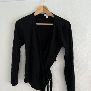 Omlotttop, stories, M - Omlott top från and other stories, strl M. Från deras yogakollektion, supermjuk i materialet. Sparsamt använd då jag har en till i S, inga defekter. Nypris 700 kr Se profil för 60+ annonser. Samfrakt och mängdrabatt ges, skriv ett meddelande!☺️🫶🏻