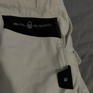 Shorts - Snygga shorts från snail racing🫶storlek: S Endast använda någon enstaka gång💕 De går även att vika ner så att de blir något längre. Skriv för midjemått mm💕