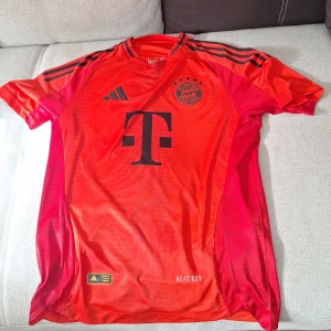 Bayern 24 25 hemma tröja - Säljer min bayern tröja eftersom var för stor är i bra skick