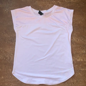 Tränings tröja - En t shirt för idrott,sport eller träning,skönt luftigt material.