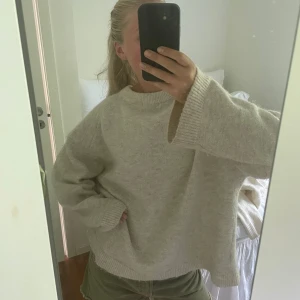 Vit stickad tröja - Vit stickad tröja ifrån Gina💕