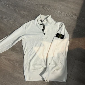 Stone island tröja - Hej säljer nu min väldigt sparsamma och sällsynta stone island tröja.  Skick 9/10, nyskick. mer bilder kan skickas.  Storlek S/M 