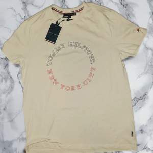 Helt ny Tommy Hilfiger t-shirt storlek L