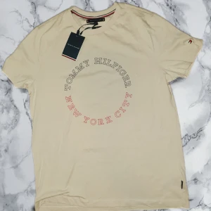 Tommy Hilfiger t-shirt - Helt ny Tommy Hilfiger t-shirt storlek L