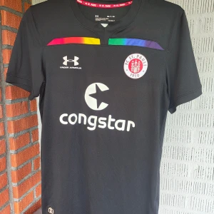 St Pauli matchtröja  - Säljer en st Pauli matchtröja från några säsonger tillbaka. Svär att få tag på aktuell då laget precis tagit steget upp till Bundesliga 