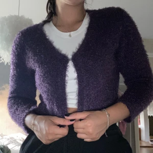 Stickad kofta, Isolde - Använd max 2ggr, bra skick. Den är lila, trekvartsärmad och känns som en S.