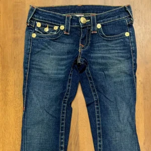 True Religion Bootcut Jeans -  Mycket bra skick, utsvängda och fina detaljer. Bilder från förra ägare. Säljer för att dem ej passade mig. 