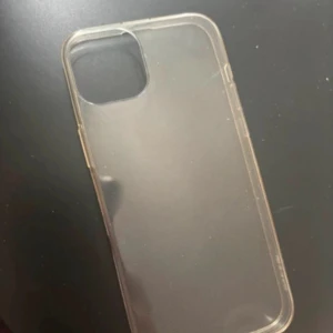 Genomskinligt mobilskal för iPhone 15 Plus - Ett genomskinligt mobilskal som passar iPhone 15 Plus. Skalet är tillverkat av ett flexibelt material som skyddar telefonen mot repor och stötar.