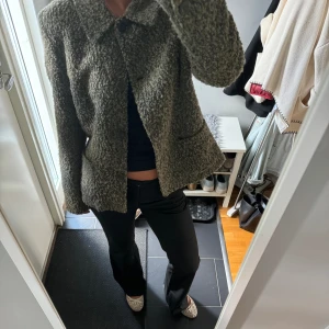 Jacka - Superfin tunn jacka från Filippa K i storlek 36. Jackan är nästan intill oanvänd så därav väldigt bra skick. Köpt för 999kr. 