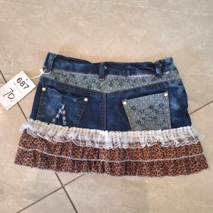 Unik vintage y2k jeanskjol med leopardmönster  - Ascool jeanskjol med unik design som inte går o hitta någonstans😍köpt från en vintagebutik i Korea o lappen säger 70cm tvärs över, kjolen är lågmidjad Endast testad, passade ej så har inga bilder på💗