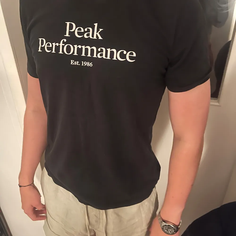 Tshirt från peakperformance i nyskick. Aldrig använd. Kom privat för mer frågor eller bilder, priset går alltid att diskutera 🤝. T-shirts.