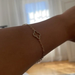 Armband  - Super fint van cleef linkande armband, guldfärgad i bra kvalite 😍