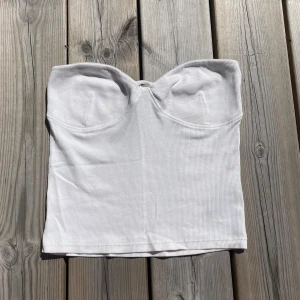 Gina tricot- vit tube topp - Jättefin vit tube topp ifrån Gina. Knappt använd och är i nyskick. Storlek s men passar även xs. Jag säljer den då den inte passar längre❣️