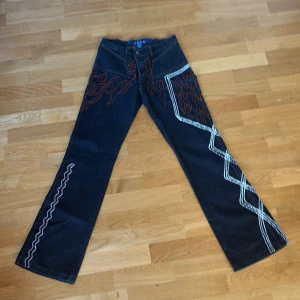Jeans med mönster - Säljer nu min favoritjeans då de tyvärr e för små för mig. Är utsvängda och har ett skitsnyggt mönster på. Jeansen är gjorda i Italien. Pris går att diskuteras 