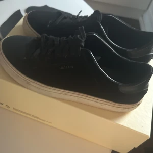 Arigato skor - Säljer nu mina trotjänare, ett par Axel arigato skor i strl 41. Säljer då dem bara står och samlar damm. Box medföljer