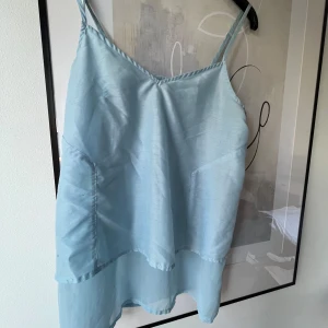 Blå blues  - Säljer nu denna super snygga blus! Super fin och passar till allt verkligen!💘 Hör av er vid intresse!💗