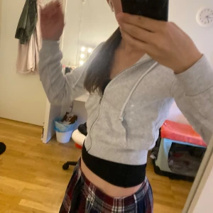 Grå zip hoodie - Grå zip hoodie från H&M i storlek XS(XXS), okej skick, nypris 149 kr💗