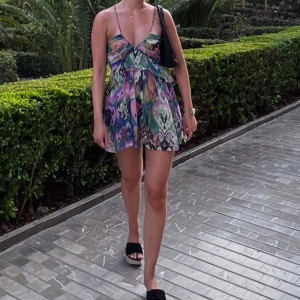 Zara klänning - Fin färgglad zara klänning!! Storlek M men liten i storlek brukar ha S! Mycket bra skick