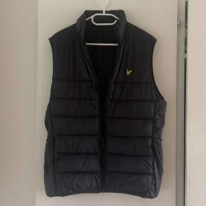 Lyle & Scott väst i storlek M. Varsamt använd och inga skador. Nypris 1 200kr. Två ytterfickor och två innerfickor. 