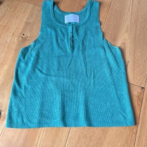 4 linnen 8-14 år -  Bra skick, en är helt ny, 4 linnen. 