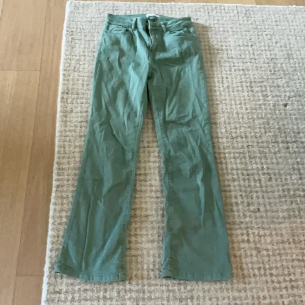 Säljer dessa ljusgröna bootcut jeansen som bara legat i min garderob jätte länge. Nypris var 350🫶🏻skriv privat vid mått🤗. Jeans & Byxor.