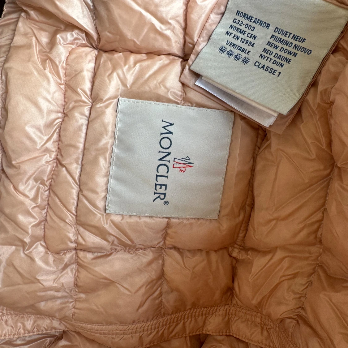 Ljusrosa jacka från Moncler - 92