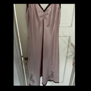 Klänning - Super fin klänning!!! Strl L men passar så bra S/M till sommarkvällar och drinkkvällar