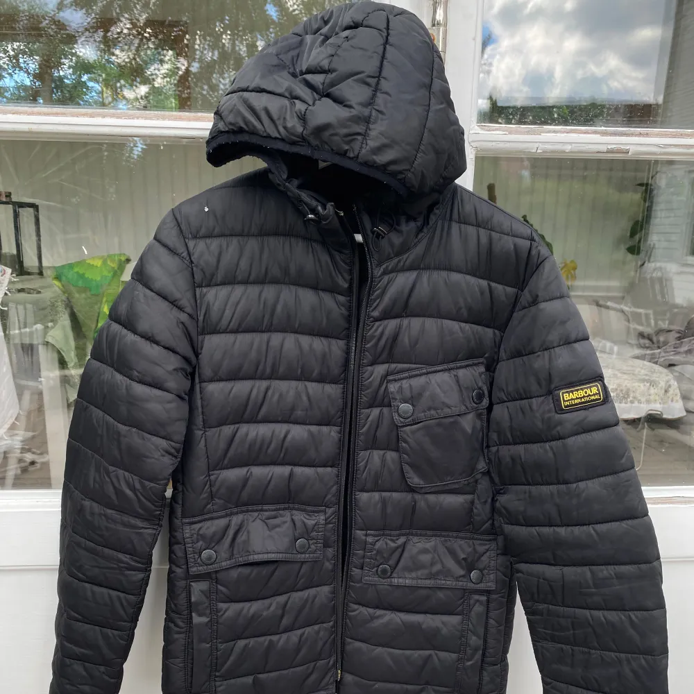 Hej, säljer en snygg dunjacka från Barbour i svart. Använt skick med vissa defekter, bild i DM! Enormt snygg & passar till allt. Nypris runt 3000kr. Storlek Medium. Pris kan diskuteras. Hör av dig vid intresse!. Jackor.