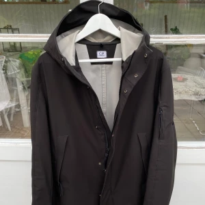 C.P Company Shell Jacket  - Hej, säljer en enormt fin shell jacket från C.P Company. Bättre kvalite på regn & vindjackor får ni inte. Storlek 52 men italiensk så passar snarare L/M. Nypris över 6000kr. Använd men i fint skick. Pris kan diskuteras. Hör av er vid frågor! 