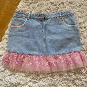Jeanskjol med rosa volang - Jättefin kjol! Aldrig använd
