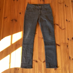 Nudie Jeans Grim Tim - Knappt använda Nudie Jeans i modellen Grim Tim. Storleken är W30 L32 och skicket är 10/10 och det finns inga spår på användning. Hör av dig vid minsta fundering