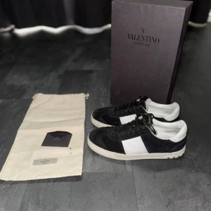 Valentino Flycrews - Säker dessa feta flycrews skicka 9/10 Alla nitar är på och inga grövre defekter, tecken på användning men det är mest det lilla som är inuti skon, Dustbag, Box och 1 extra nit medföljer. 